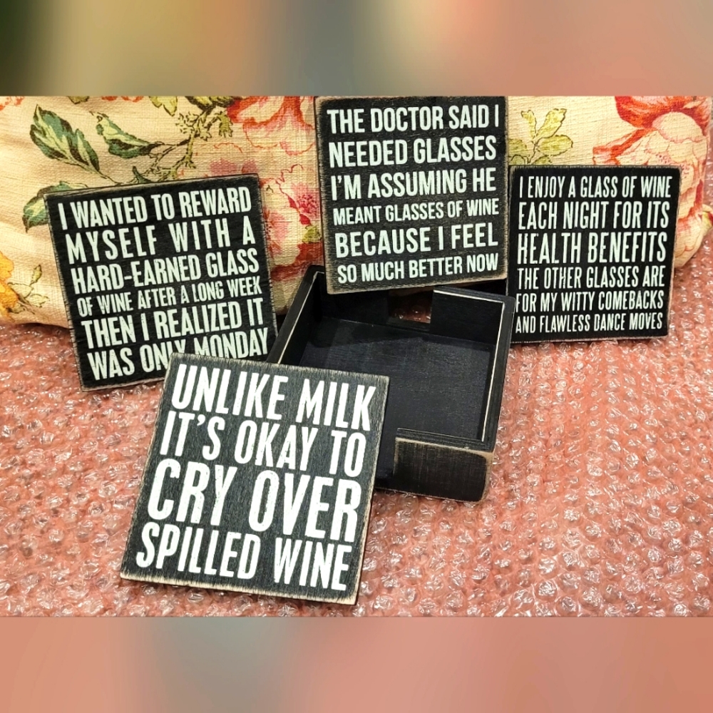 Set of 4 coasters with storage